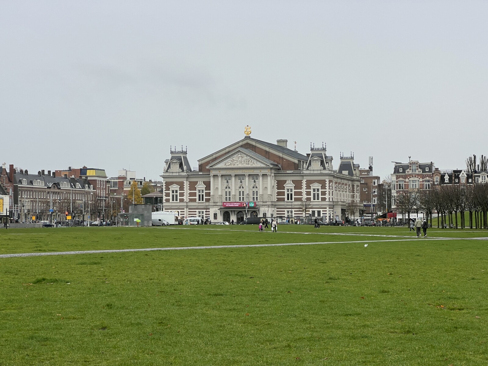 ساحة المتاحف Museumplein في أمستردام قرب متحف فان غوخ